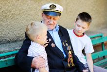 Old veteran with grandchildren