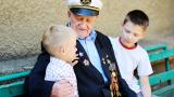 Old veteran with grandchildren